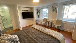 1 bedroom, iron/ironing board, WiFi, bed sheets - Studio-like Comfort in Wolfville’s Beating Heart (Wolfville)