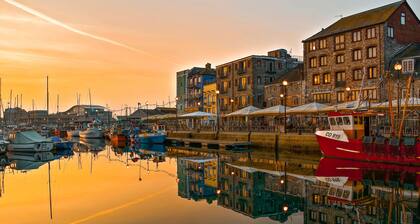 Luxury 3 bed Apartment Mount Wise Plymouth Parking