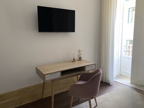 Comfort Double or Twin Room, 1 Queen Bed | Premium bedding, Select Comfort beds, individually decorated - Pharmacia Guest House (Coimbra)