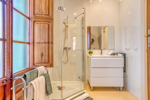 Shower, hair dryer, towels - Casa Vileta cozy townhouse with Flair near Palma (Palma)