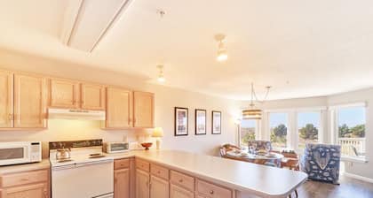 Amazing Ocean Views, Pets Ok, Walk To Town and Beach (Breeze)