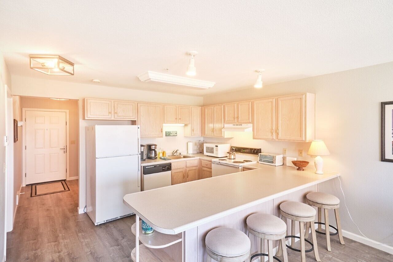 NEW! Amazing Ocean Views, Pets Ok, Walk To Town and Beach (Breeze)