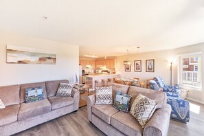 Smart TV, fireplace - Amazing Ocean Views, Pets Ok, Walk To Town and Beach (Breeze) (Long Beach)