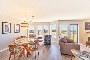 Smart TV, fireplace - Amazing Ocean Views, Pets Ok, Walk To Town and Beach (Breeze) (Long Beach)
