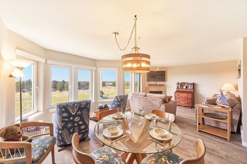 Amazing Ocean Views, Pets Ok, Walk To Town and Beach (Breeze)