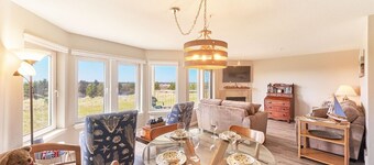 Amazing Ocean Views, Pets Ok, Walk To Town and Beach (Breeze)