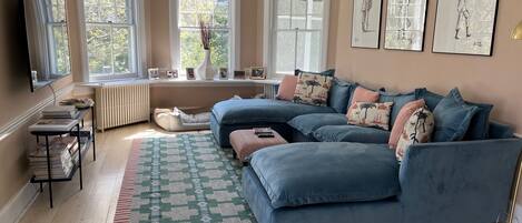 Smart-TV, Tischfußball, Bücher