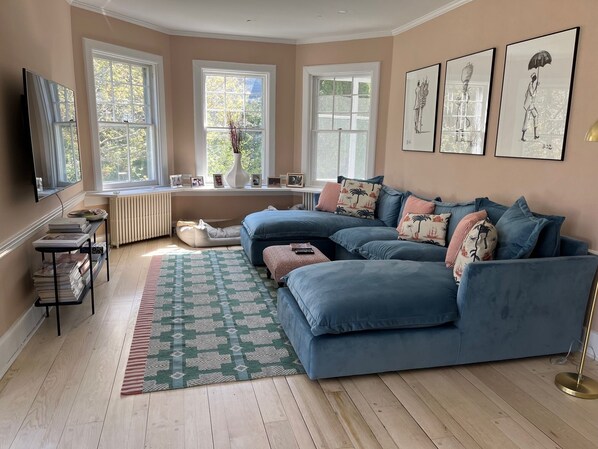 Älytelevisio, pöytäjalkapallopöytä, kirjoja