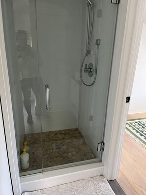 Suihku, hiustenkuivaaja, pyyhkeet, saippua