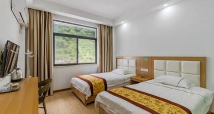 Huayuan Homestay (Huangshang Scenic Area South Gate)