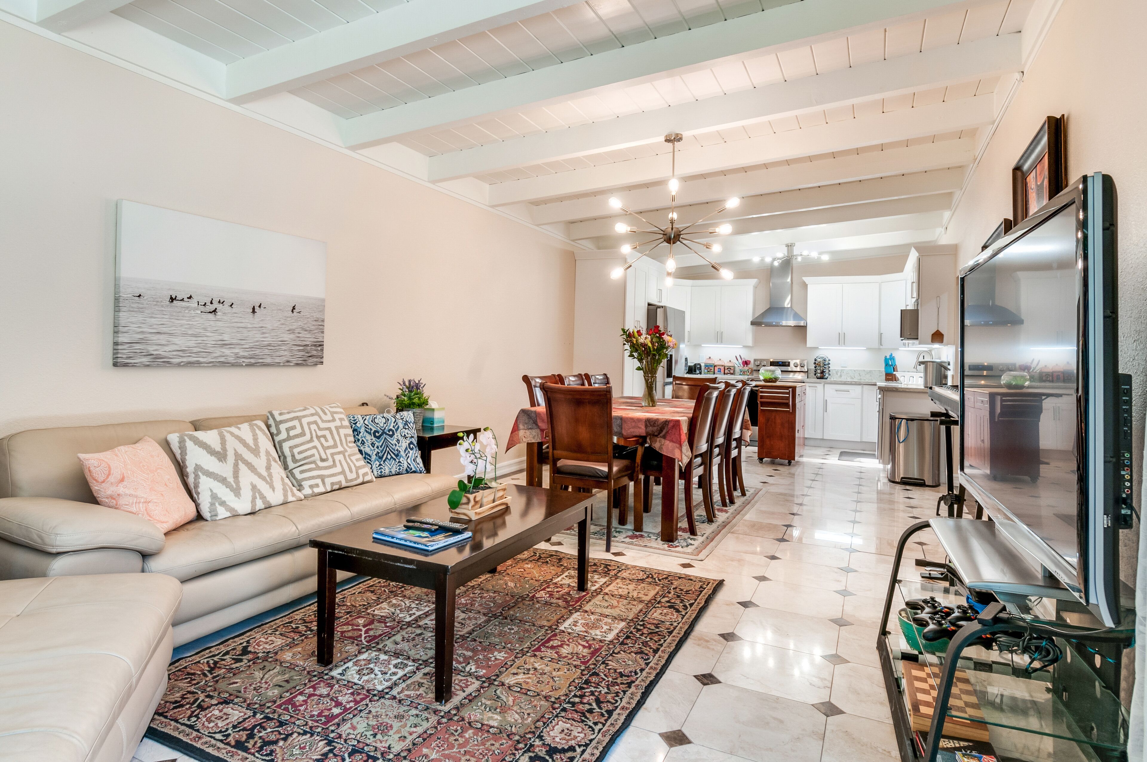 Lake/🚣‍♀️/🎣/🏊/🏀/🏖️🏐/Picnic/🛝~🚶👉🛒s~🤏👉Fwy 5~🤫cul-de-sac~Monthly😋~讲中文