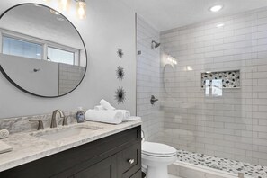 Shower, hair dryer, towels, soap - The Oak Barrel Lodge near Downtown Louisville (Jeffersonville)