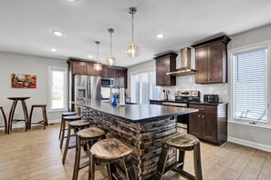 Fridge, microwave, oven, stovetop - The Oak Barrel Lodge near Downtown Louisville (Jeffersonville)