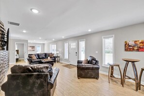 Smart TV - The Oak Barrel Lodge near Downtown Louisville (Jeffersonville)