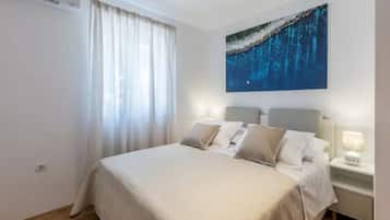 2 bedrooms, travel cot, free WiFi, bed sheets