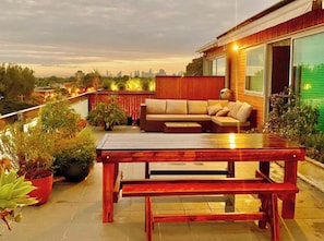 Outdoor dining - Beautiful 1BR in St Kilda with Stunning Terrace (St Kilda)