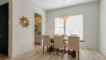 Condo Deluxe (3 Bedrooms) | Phòng ăn