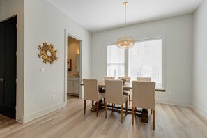 Condo Deluxe (3 Bedrooms) | Salle à manger
