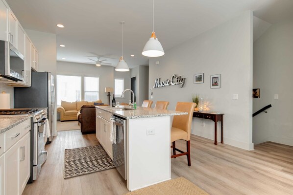 Kondo Deluks (3 Bedrooms) | Dapur pribadi | Microwave dan mesin pembuat kopi/teh