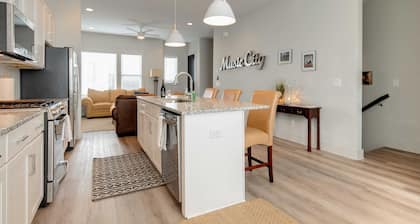 Spectacular Condo Rooftop Deck Great for Groups