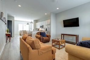Condo Deluxe (3 Bedrooms) | Área de sala de estar | Televisión 