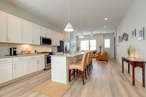 Kondo Deluks (3 Bedrooms) | Dapur pribadi | Microwave dan mesin pembuat kopi/teh