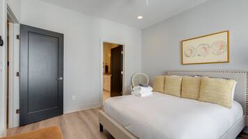 Condo Deluxe (3 Bedrooms) | 3 phòng ngủ, bàn ủi/dụng cụ ủi quần áo, bộ trải giường