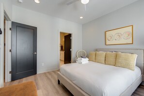 Condo Deluxe (3 Bedrooms) | 3 chambres, fer et planche à repasser, literie fournie