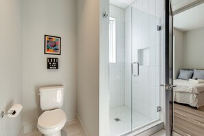 Condo Deluxe (3 Bedrooms) | Salle de bain | Serviettes fournies