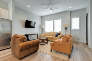 Condo Deluxe (3 Bedrooms) | Aire de séjour | Téléviseur