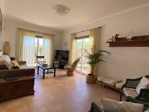 Smart-TV, Kamin, Bücher, Computerbildschirme