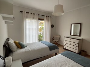 3 chambres, coffres-forts dans les chambres, bureau