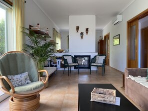 Smart-TV, Kamin, Bücher, Computerbildschirme