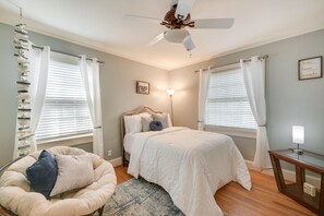 2 bedrooms, iron/ironing board, WiFi, bed sheets - Quaint Goldsboro Home w/ Screened-In Porch! (Goldsboro)