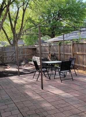 Outdoor dining - Cheerful 4 room house (Lincoln)