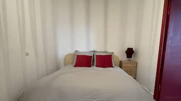 2 bedrooms, travel cot, free WiFi, bed sheets