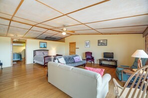 TV, fireplace, DVD player - Secluded Texas Hill Country Vacation Rental - Deck (Medina)