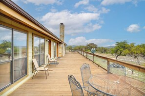 Outdoor dining - Secluded Texas Hill Country Vacation Rental - Deck (Medina)