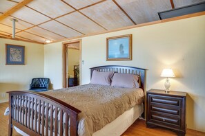 2 bedrooms, travel cot, WiFi, bed sheets - Secluded Texas Hill Country Vacation Rental - Deck (Medina)