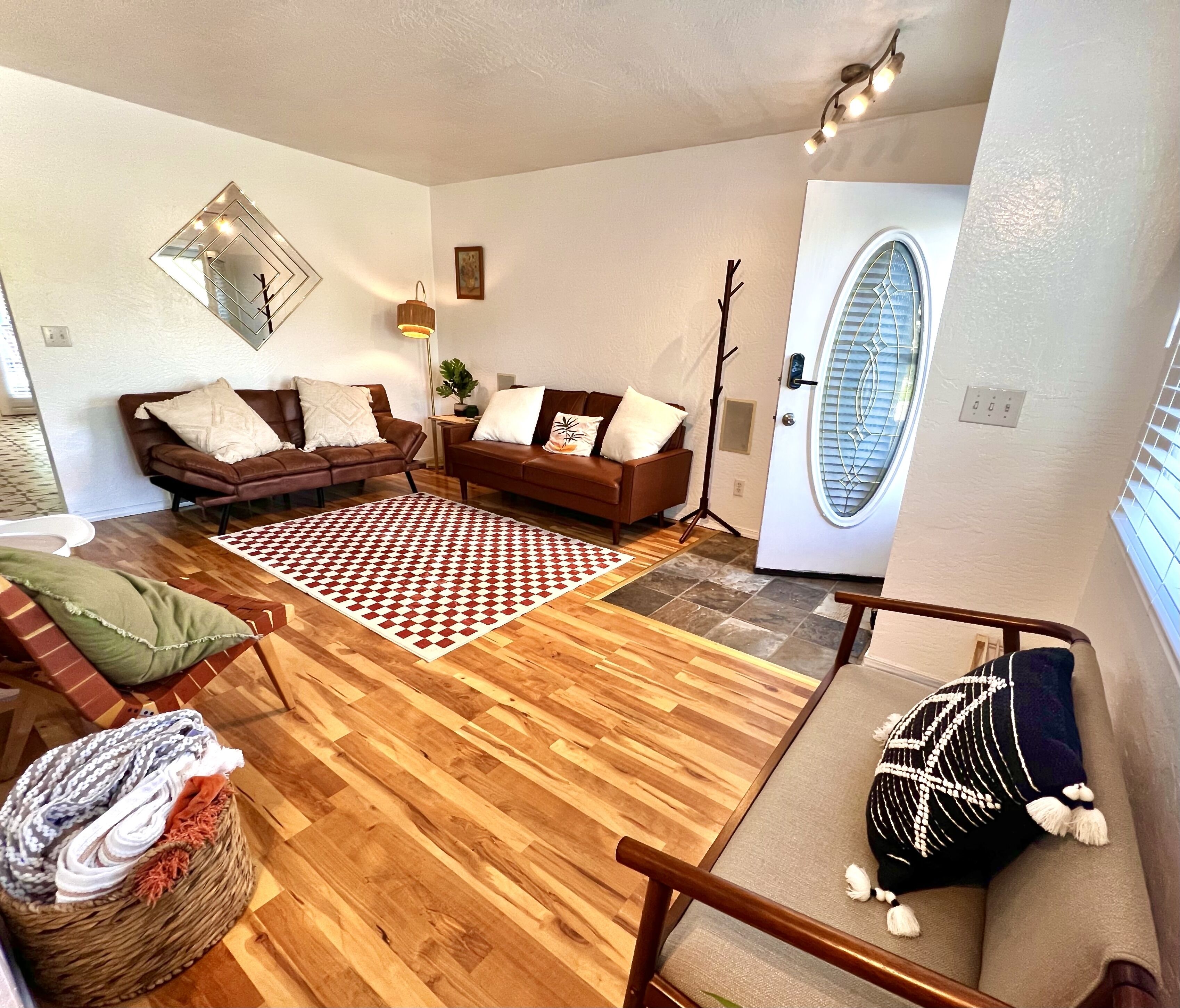 Clean family home Pet friendly Central Anchorage close to UMED district & trails