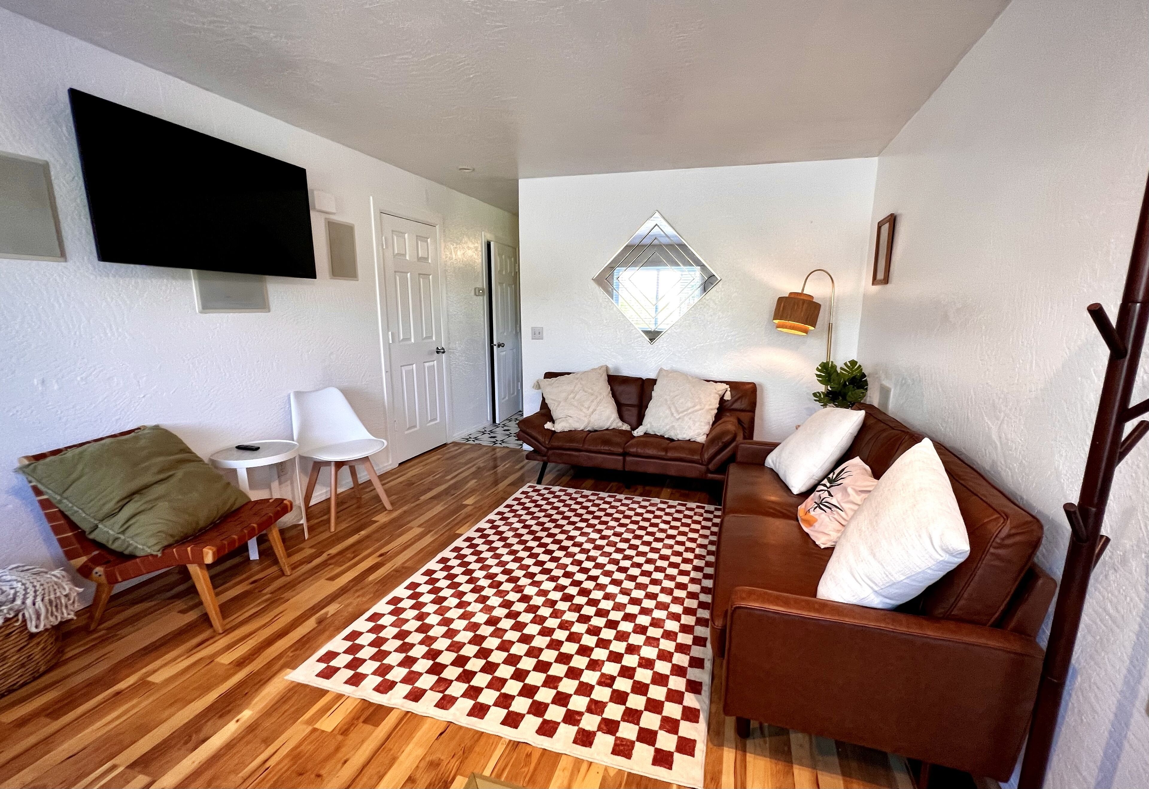 Clean family home Pet friendly Central Anchorage close to UMED district & trails