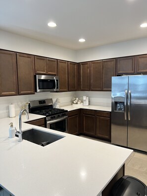 Private kitchen - Cute & Comfy 5 Bedroom Phx Oasis (Phoenix)