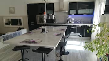 Refrigerador, microondas, horno, placa de cocina