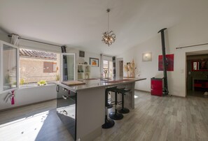 Kjøleskap, mikrobølgeovn, ovn og kokeplater