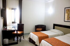 Standard-Zweibettzimmer | Betten mit Memory-Foam-Matratzen, Zimmersafe, individuell dekoriert