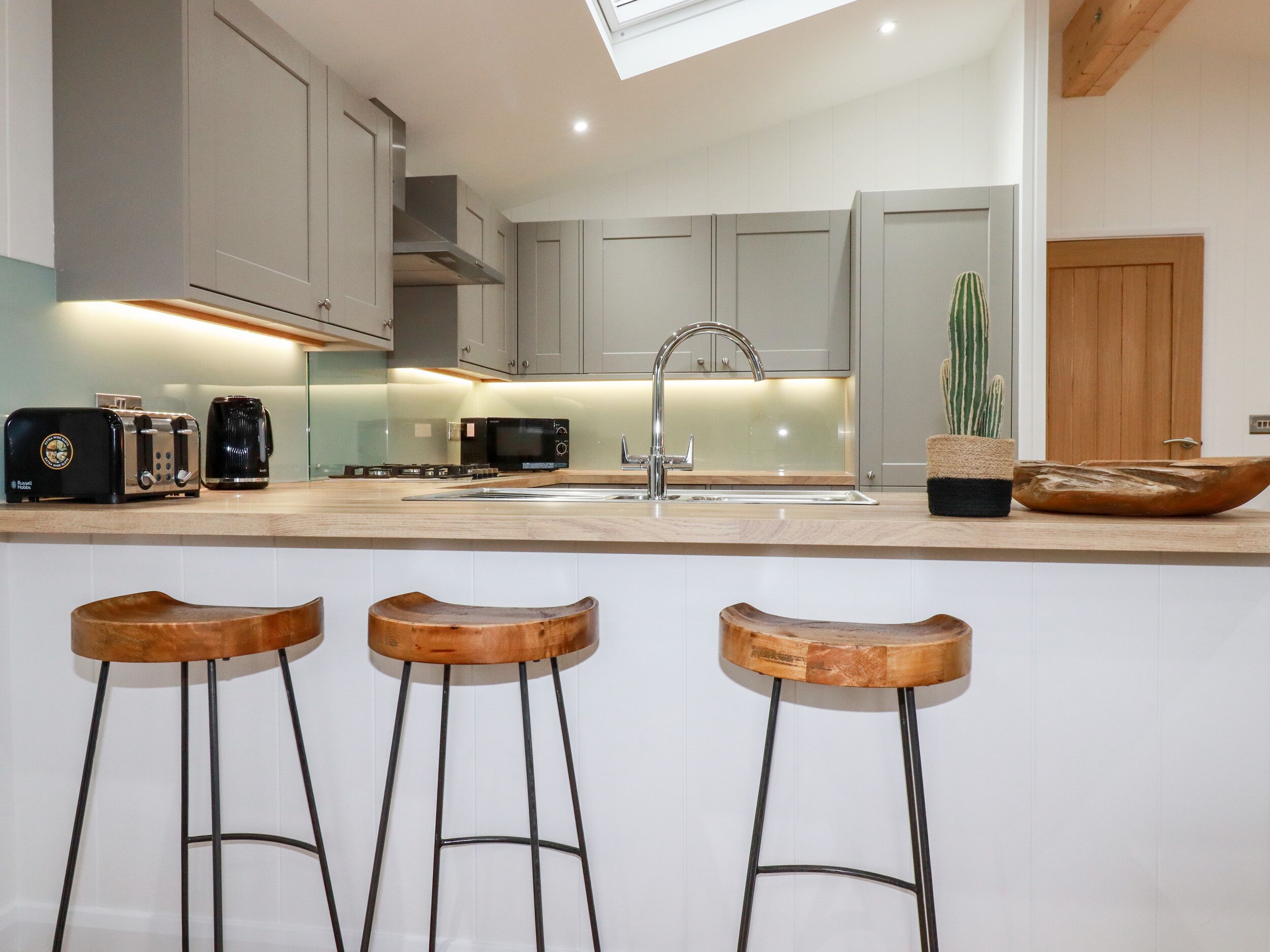 冷蔵庫、食器洗い機、電気ポット、トースター