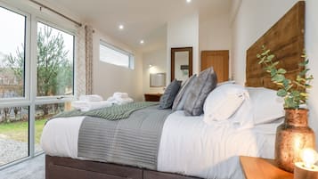 2 Schlafzimmer, individuell dekoriert, individuell eingerichtet