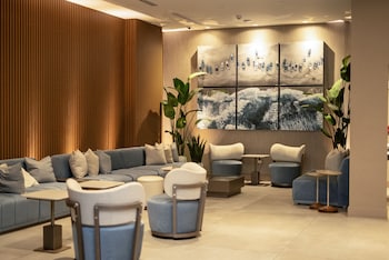 Hotel entrance and lobby at Smart Brickell Hotel