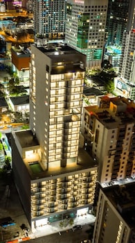 Hotel exterior and entrance at Smart Brickell Hotel