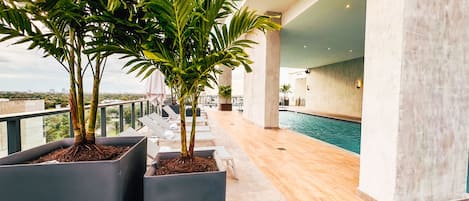 2 من حمّامات السباحة الخارجية